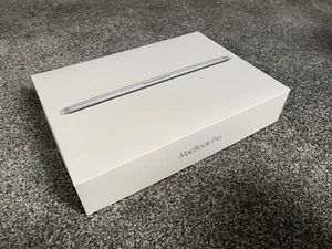 MacBook Pro 13 Zoll A1502 Original Verpackung (nur Karton mit Handbuch) - Bild 1 von 3