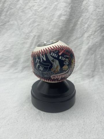 New York Yankees 2005 Rawlings Clock Souvenir Collectible Baseball Ball Cover