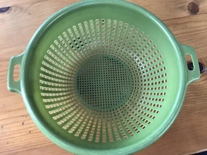 Colador escurridor de cocina vintage verde aguacate años 60 MCM utilería retro - Imagen 1 de 5