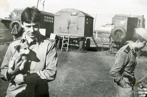 Hübsche junge Männer Soldaten mit Hund Homosexuell Int Vintage Foto - Bild 1 von 3
