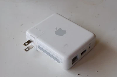 Apple AirPort Express Wi-Fi 802.11b base station A1084 - Image 1 of 4
