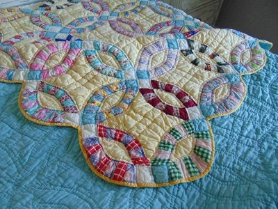 antique vintage 1930's era hand stitched WEDDING RING QUILT 80" x 92" - Image 1 of 4