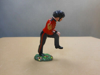 Brinquedo soldado britânico sargento regimental major em vestido bagunçado 54 mm fabricante desconhecido - Imagem 1 de 4