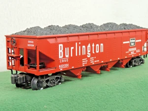 TOLVA K-LINE BURLINGTON ROJA 4 BAHÍAS con carga de carbón escala o 3 rieles #K623-1334 nueva en caja - Imagen 1 de 16