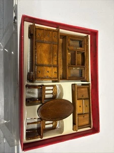 Puppenhaus 5-teiliges Holz Esszimmer Set ~ Tisch ~ 2 Stühle ~ Buffet ~ China Stall ~ Neu - Bild 1 von 22