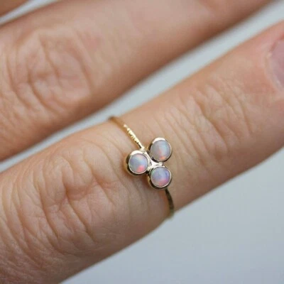 Delicado anillo redondo de tres piedras enchapado en oro amarillo de 14 quilates de ópalo de fuego natural Foto 1 de 4