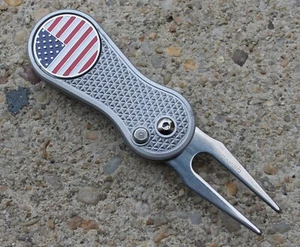 MARCADOR DE PELOTA DE GOLF CON LOGOTIPO DE BANDERA DE ESTRELLAS Y RAYAS DE AMERICA EE. UU. SWITCHBLADE DIVOT HERRAMIENTA - Imagen 1 de 1