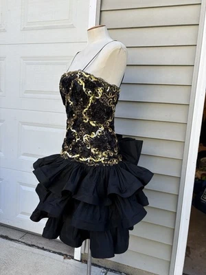 Vestido cache vintage anos 1980 anos 90 ouro preto lantejoulas aplique babado em camadas busto P 34 - Imagem 1 de 4