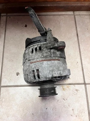 Alternador compatível com Volkswagen Golf 2010-2014 Jetta 2005-2011 Rabbit 2006-2009 - Imagem 1 de 3