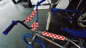 SET PAD BICI CLASSICHE BMX MANUBRIO STELO TUBO SUPERIORE PASTIGLIE BICI VINTAGE A SCACCHI RE - Foto 1 di 10