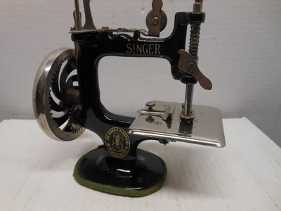 Máquina de coser vintage Singer modelo 20 niños juguete manivela Foto 1 de 4