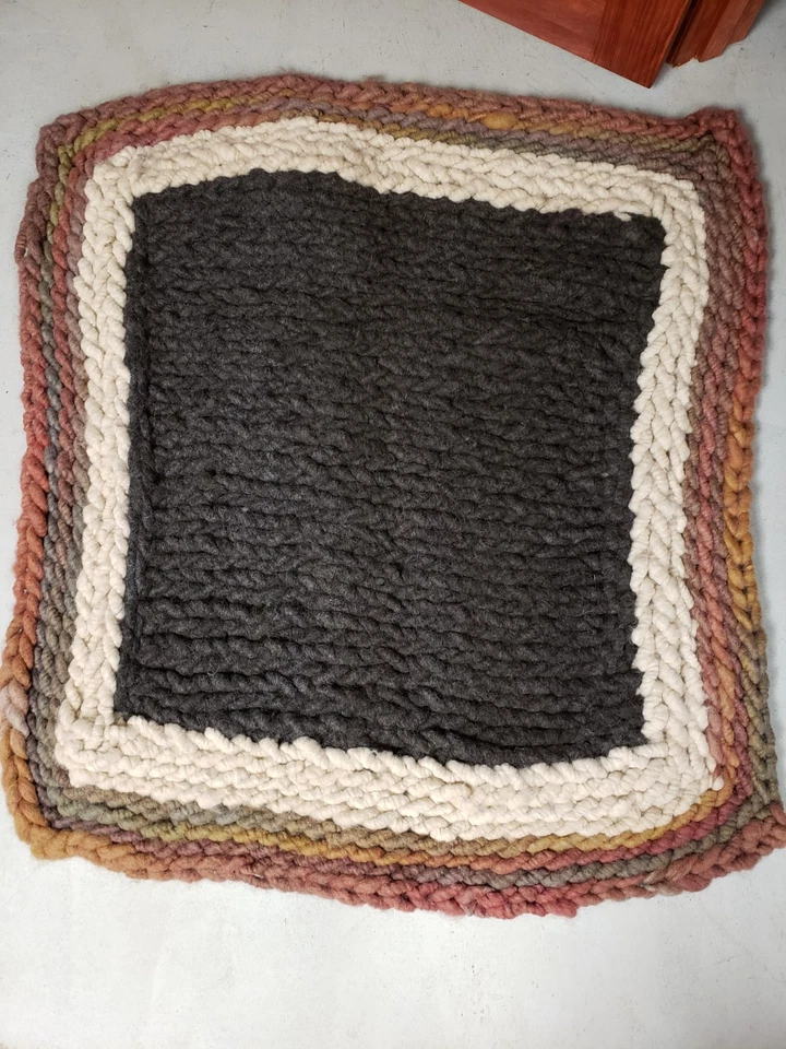 Alfombra de alpaca. Hecho a mano. Blanco y negro natural. Borde de lana merino rosa/marrón. Foto 1 de 1