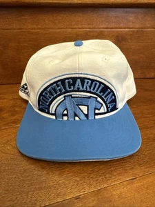 Cappello snapback vintage North Carolina Tar Heels Apex One bianco blu berretto NCAA RARO - Foto 1 di 14