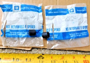 2 PARACHOQUES DE GOMA CON TAPA DE CUBIERTA Y PUERTA 1950-62 OLDSMOBILE CHEVY CORVETTE NUEVO EN STOCK - Imagen 1 de 3