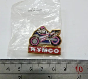 INSIGNIA DE SOLAPA DE KYMCO RARA INSIGNIA DE MOTOCICLETA COLECCIONABLE - Imagen 1 de 3