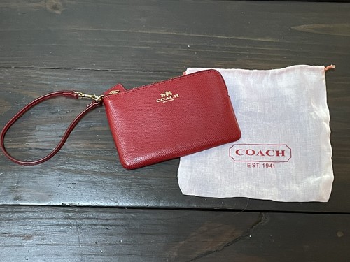 Polso Coach nuovo senza etichette con cerniera in pelle a grana incrociata in ""rosso 1941"" sacchetto antipolvere $78 6x4