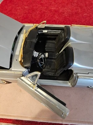 Ford Thunderbird 1963 1:18 Anson coche fundido a presión algunas piezas faltan estado encontrar Foto 1 de 4