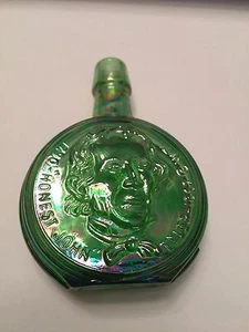 VINTAGE WHEATON ~ JOHN TYLER MINI GLASS BOTTLE ~ GREEN IRIDESCENT PRESIDENT - Picture 1 of 4