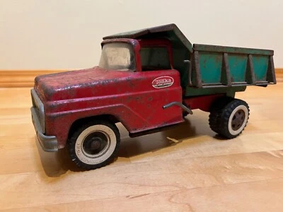 Винтажный игрушечный самосвал Tonka из прессованной стали (отсутствует задняя дверь) - Изображение 1 из 4