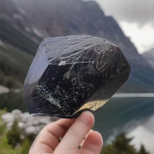 Una piedra preciosa granate de color Merlot profundo que pesa 237 g (1.158 cwt) - Imagen 1 de 6