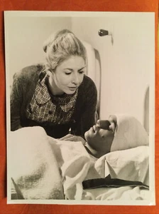 1974 Press Photo Richard Thomas and Michael Learned in "The Waltons" - Picture 1 of 2