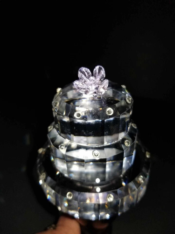 Pastel de boda de cristal con pedrería rosa flor 3 niveles Oleg Cassini exhibición Foto 1 de 4