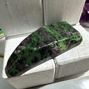 Raw Specimen Ruby in Zoisite Crystal UV Flashes 99gGeology strong flash 75mm - Picture 1 of 7