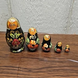 5-pc Hand Painted Gold Black Nesting Russian Dolls 4 Inch Signed Very Nice - Bild 1 von 14