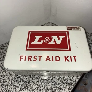 NOS L&N Kit di pronto soccorso ferroviario in custodia di metallo bianco. Contenuto Completo - Foto 1 di 7