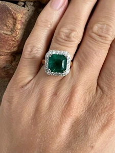 18ct Gold Stunning Vivid Green Emerald and Diamond Estate Ring VS - Picture 1 of 5