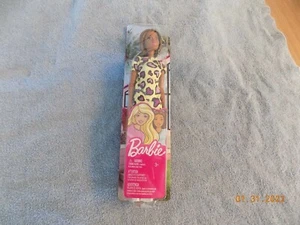 Vestido Barbie Chic Estampado en el Corazón Muñeca 12 pulgadas GHW47 Corazones Amarillo/Púrpura - Imagen 1 de 2