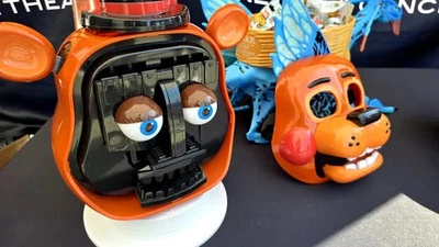 Cubo de palomitas de maíz FNAF 2 Freddy Head exclusivo de cines AMC 4 de diciembre de 2025 NUEVO EN MANO Foto 1 de 4