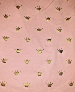 Jersey de tela de algodón rosa con coronas doradas - 36" x 24" - Imagen 1 de 4
