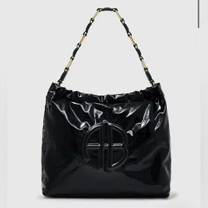 Neu mit Etikett Anine Bing Kate Schultertasche Hochglanz schwarz Handtasche Lackleder Monogramm - Bild 1 von 12
