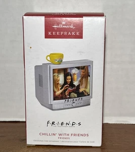 Hallmark 2022 escalofriante con amigos amigos TV chillin recuerdo adorno - Imagen 1 de 6