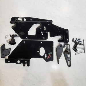 Juego de soportes de bloqueo desmontables originales Harley Nightster RH975 alforja DERECHA - Imagen 1 de 11