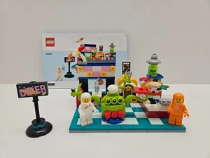 LEGO set #40687 Alien Space Diner complete build Orange Spaceman - Picture 1 of 11