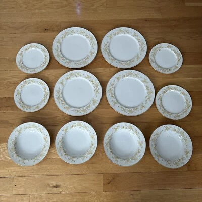 Four Crown China Meredith 305 Japan (16 pcs) Plates Bowls - Image 1 of 4