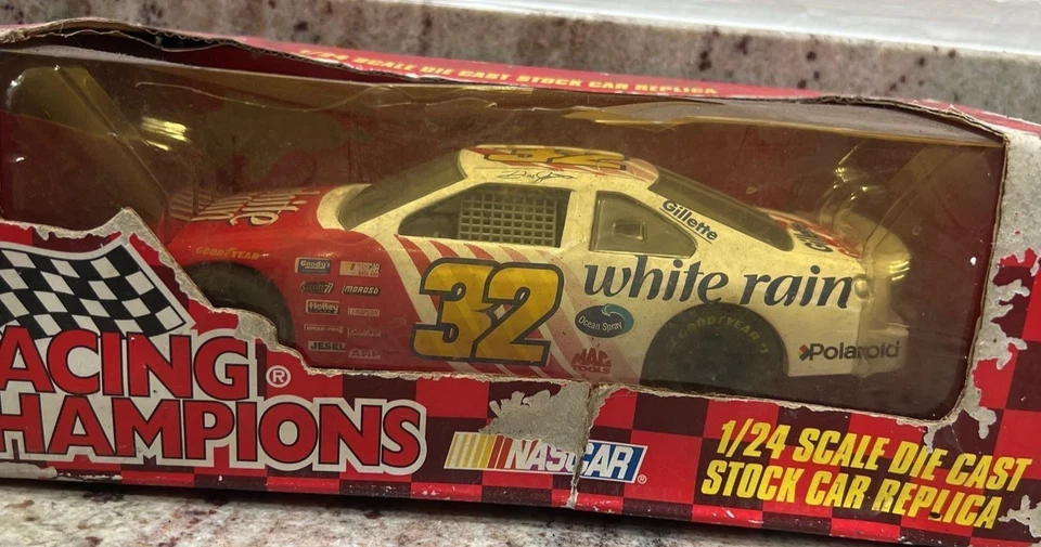 Racing Champions escala 1/24 diecast 1997 edición #32 White Rain Dale Jarrett Foto 1 de 4