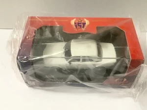 1/43 1997 GAZ-M3110 Volga white car IXO, IST 033 - Picture 1 of 3