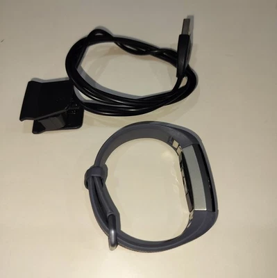 Rastreador de actividad física Fitbit Alta HR con monitor de ritmo cardíaco FB408 Foto 1 de 4