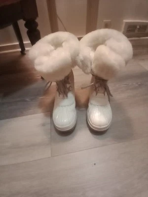 Women's Coach White Leonora Boots With Fur Size 8B - Image 1 of 4