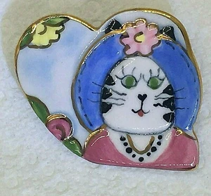 Skurrile KATZE blauer Hut Blumen, Handarbeit, handbemalte Porzellan Ton Brosche Anstecknadel - Bild 1 von 5