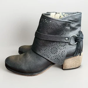 Corkys Tootsie Ankle Boots 9 Pewter Gray Laser Cut Tassel Stacked Heel EUC - Picture 1 of 12