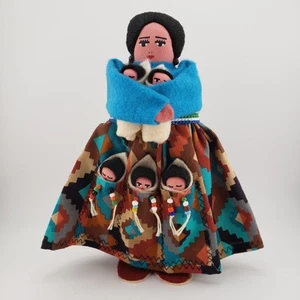 Muñeca de tela navajo hecha a mano mamá con 5 bebés firmada por artista pintada a mano 8,75" H - Imagen 1 de 9