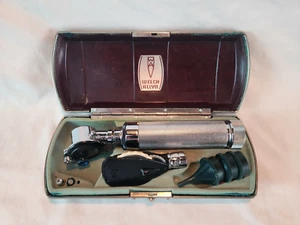 Vintage WELCH ALLYN Doctor's Otoscope Ophthalmoscope with Original Bakelite Case - Picture 1 of 7