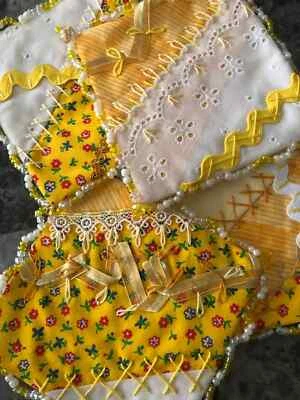 Juego de 4 posavasos hechos a mano, amarillo, blanco, bordado, con cuentas, único, alfombra taza de té Foto 1 de 3