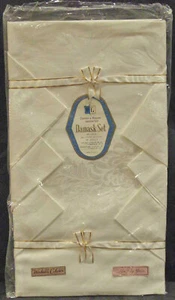 DAMASK 2 PLY 88" X 58" CREAM TABLECLOTH 8 MATCHING NAPKINS NEW WITH TAGS - Picture 1 of 2
