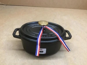 Cocotte ovalada de hierro fundido Staub de 1 qt - negra mate, hecha en Francia - Imagen 1 de 10