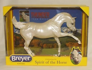 Breyer Pferd weiß verspielter Araberhengst Thunder Denver Bronco Maskottchen - Bild 1 von 2